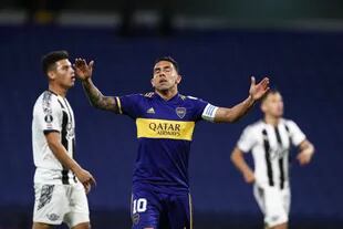 Carlos Tevez de Boca Juniors hace un gesto de fastidio durante el partido que disputan contra Libertad