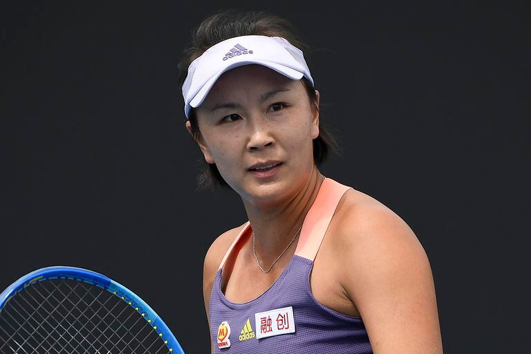 ARCHIVO - La china Peng Shuai disputa su partido de la primera ronda del Abierto de Australia, ante la japonesa Nao Hibino, el 21 de enero de 2020. (AP Foto/Andy Brownbill, Archivo)