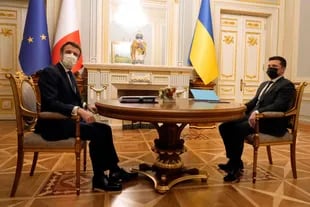 El presidente ucraniano Volodymyr Zelensky se reúne con el presidente francés Emmanuel Macron el 8 de febrero de 2022 en Kiev, Ucrania.