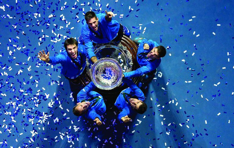 El tesoro tan preciado: la Copa Davis, en manos del equipo argentino, luego de ganar la final ante Croacia en Zagreb, en 2016.