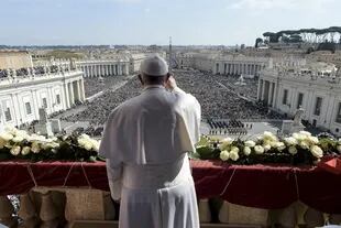 El papa Francisco bendice a los fieles congregados en San Pedro