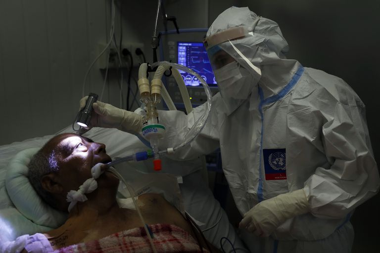 El país alcanzó el 100% de ocupación de camas de terapia intensiva. Un doctor examina los ojos de un paciente con Covid-19 en una sala de terapia intensiva en Itauguá, Paraguay

