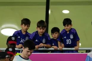 Los hijos de Lionel Messi en la previa del partido que disputarán Argentina y Australia, por los octavos de final de la Copa del Mundo Qatar 2022 en el estadio Ahmed bin Ali, Umm Al Afaei, Qatar, el 3 de diciembre de 2022.