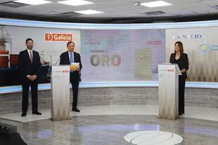 Francisco Seghezzo, CEO de LA NACION, y Fabián Kon, CEO de Banco Galicia, presentaron el premio de oro, junto a Eleonora Cole, conductora de LN+ y del evento