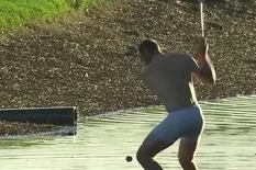 Jugadores semidesnudos y una cancha que no tiene piedad: golf bajo el agua