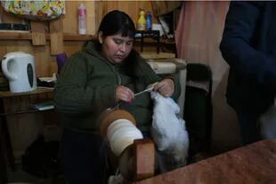 Soledad Mardones aprendió a tejer, a hilar y a costurar en el taller de artesanías que tenía en la escuela rural a la que iba en Pichileufú