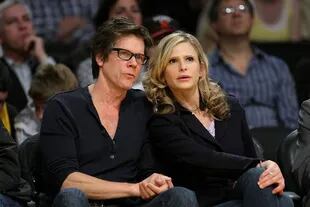 Muy atentos.  Kevin Bacon y su mujer, Kyra Sedgwick, vieron una partido de la NBA