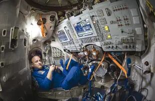 Scott Kelly es el “astronauta récord” de la NASA: puso su cuerpo a prueba para una investigación sobre las consecuencias que enfrentan los humanos al pasar meses con gravedad cero y alta radiación; en la Tierra, al mismo tiempo, monitoreaban a su gemelo