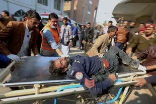 Un terrorista suicida atentó el lunes en el interior de una mezquita en la ciudad de Peshawar, en el noroeste de Pakistán, matando a varias personas e hiriendo a decenas de fieles, según informaron las autoridades.