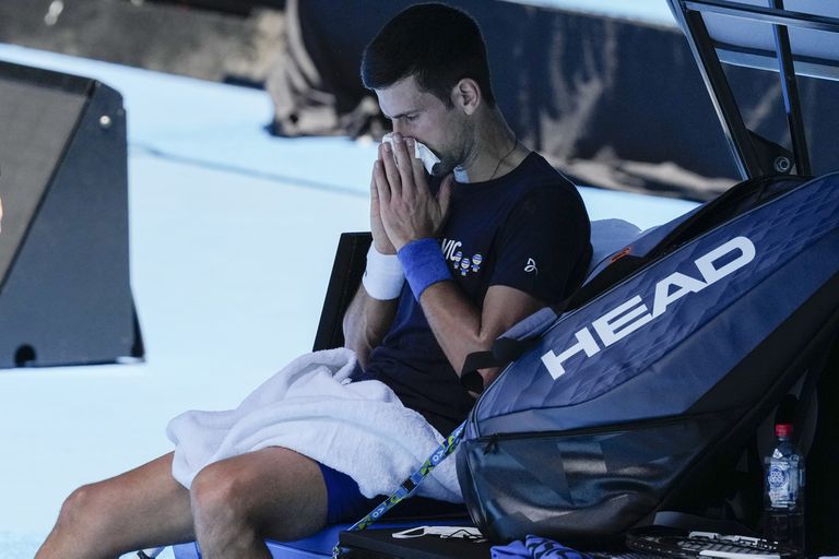 Novak Djokovic en un descanso en la práctica en el Rod Laver Arena en Melbourne