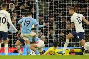 El gol de Julián Álvarez que inició la increíble remontada del City ante el Tottenham del Cuti Romero... y el pantalón para un hincha de River