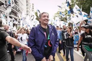 Máximo Kirchner, en la marcha del 24 de marzo; eligió una camiseta irónica, con los botones del joystick de la PlayStation.