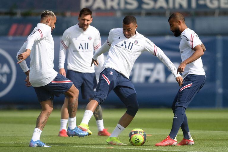 Kylian Mbappé y Lionel Messi participan en una sesión de entrenamiento en el campo de entrenamiento del club de fútbol Camp des Loges Paris Saint-Germain. jugarán juntos por primera vez mañana. ¿Por cuánto tiempo?