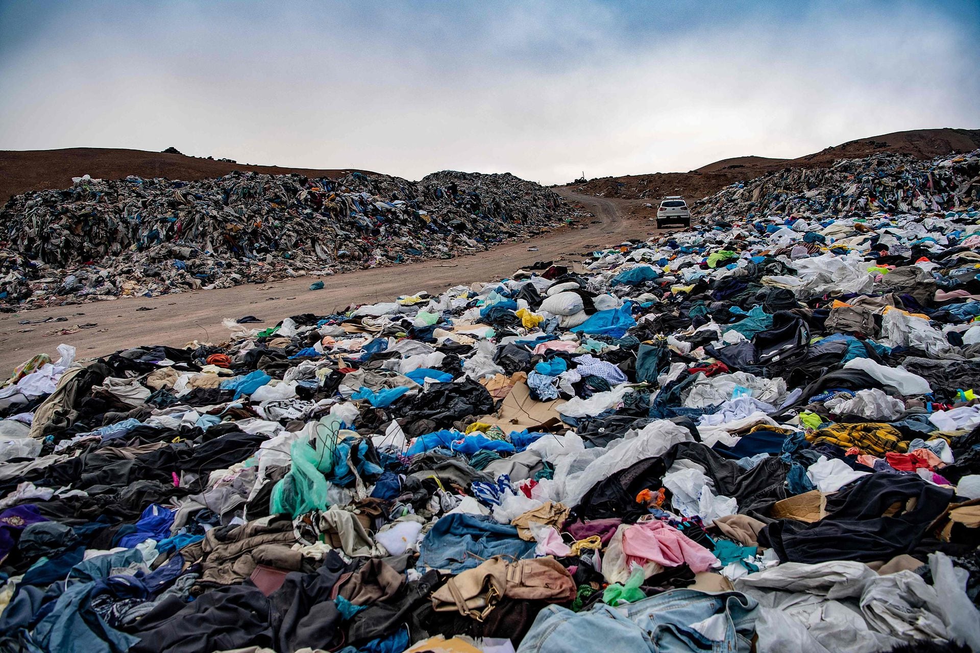 Toneladas de ropa descartada en el desierto de Atacama