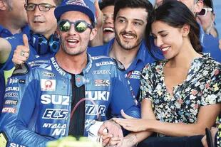 "Andrea es muy perseverante y consigue todo lo que quiere. Es un compañero espectacular", cuenta Belén, que en cada carrera está cerca de su pareja. En la foto, la vemos con Iannone en el Gran Premio GP de España.