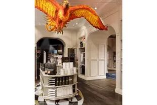 Un modelo enorme de Fawkes, el ave fénix de Albus Dumbledore, recibirá a los visitantes con las alas abiertas