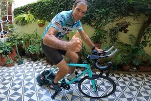 En cuarentena, "recorrió" 5500 kilómetros en una bicicleta fija