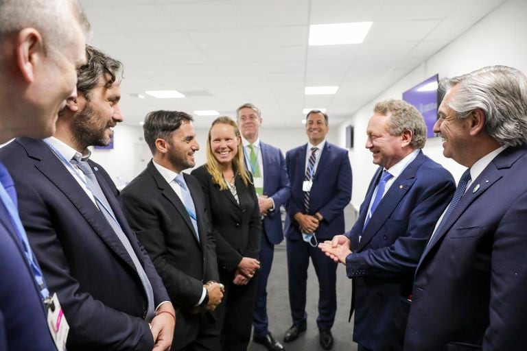 Alberto Fernández junto a Agustín Pichot, en Glasgow, y los inversores australianos que producirán hidrógeno verde en Río Negro