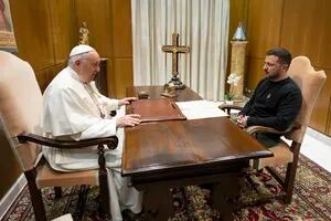 Zelensky le pidió al Papa que condene los crímenes de Putin: “No puede haber igualdad entre víctima y agresor”