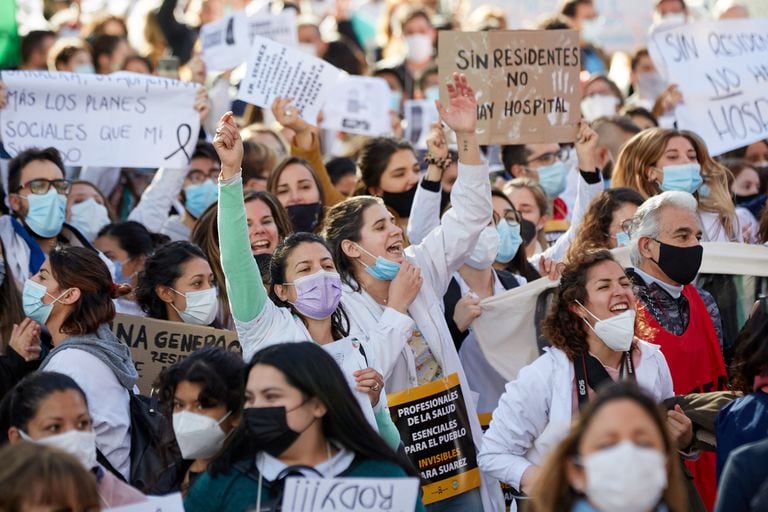 Trabajadores de la salud de Mendoza exigen un aumento del 45% en sus salarios.