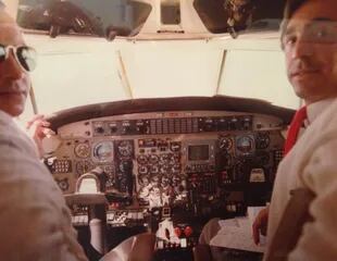 Carlos Rodríguez junto a Lorenzo González volando el Merlin IIIB de Astilleros