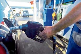 Los aumentos en los combustibles, disparados ahora por ajustes en los impuestos que se le aplican, es uno de los motores de la inflación esperada 