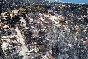 El fuego se transformó en una trampa mortal en el pueblo costero de Mati
