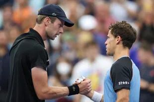 El saludo en la red del neerlandés Botic van de Zandschulp y el argentino Diego Schwartzman, tras los octavos de final del US Open.