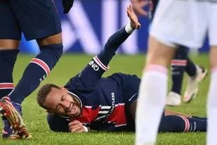 Neymar llora, tendido en el césped, tras la lesión que sufrió en su tobillo izquierdo