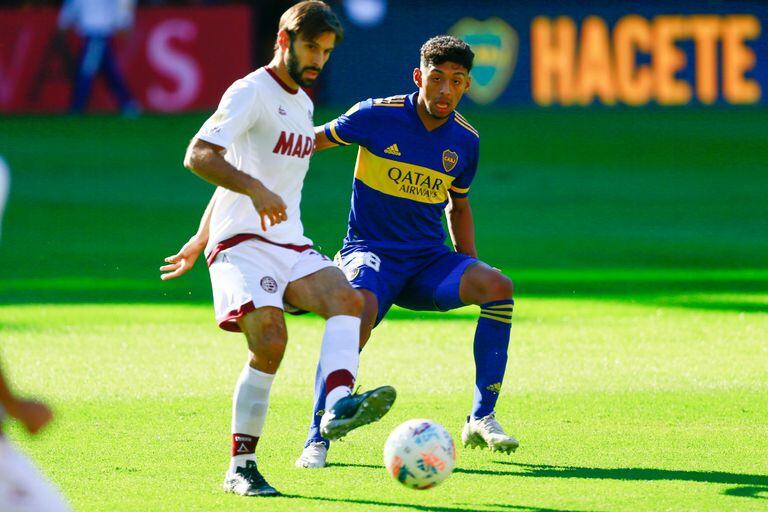 Cristian Medina ante Lanús; el juvenil de Boca es una de las claves de la renovación 
