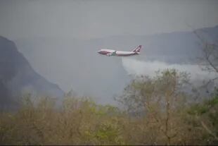 El avión bombero contratado por Bolivia, en acción