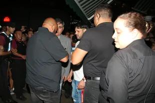 Policía de la Ciudad custodió a Leo para que pudiera retirarse del restaurante
