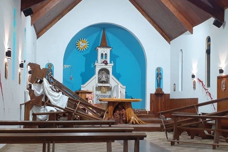 El Bolsón. Denuncian que un grupo mapuche tomó una iglesia y agredió al párroco