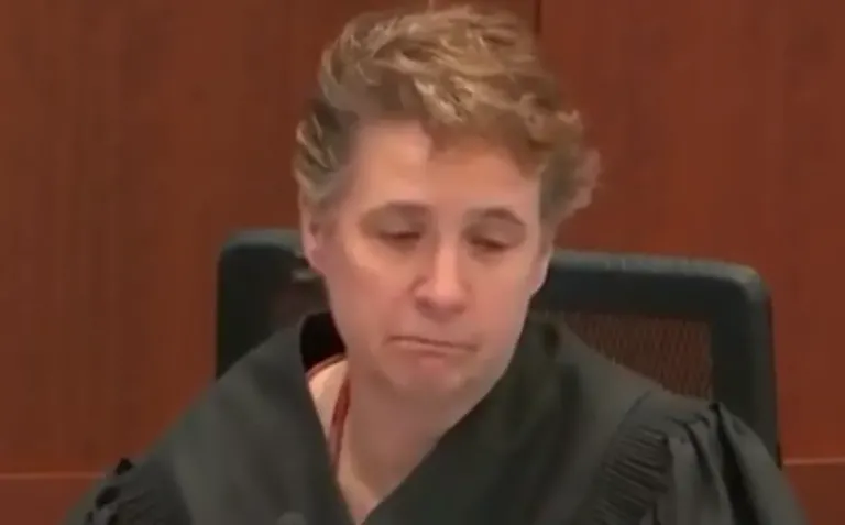 Penney Azcarate es la jueza en el juicio entre Johnny Depp y Amber Heard
(Foto: Captura de TV)