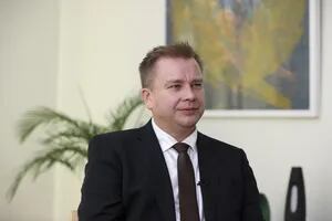 En plena tensión por Rusia, el ministro de Defensa finlandés tomó una sorpresiva decisión por su hijo