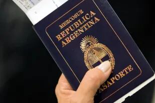 Cómo eligen los países el color de su pasaporte