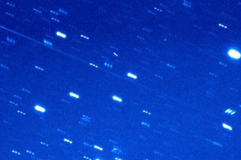 Imagen compuesta de (248370) 2005 QN173 tomada con el Telescopio Hale del Observatorio Palomar en California el 12 de julio de 2021