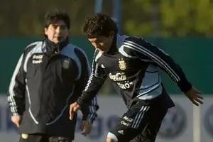 Jugar en el Lobo: la promesa que Pulga Rodríguez le cumplió a Diego Maradona