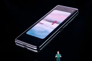 Así se ve el teléfono cuando está cerrado; la pantalla es de 4,6 pulgadas, y más alargada que una convencional