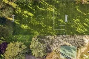 En los espacios naturales del complejo de Richard Gere hay una cancha de futbol de tamaño profesional