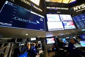 Pese al rescate, Credit Suisse vuelve a caer con fuerza y regresa la incertidumbre a los mercados