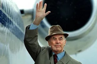 El 20 de noviembre de 1995, Priebke saludaba a la prensa en el aeropuerto de Bariloche antes de viajar a Italia, donde sería juzgado