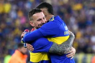 CORDOBA, ARGENTINA - MAY 22: Darío Benedetto of Boca Juniors and teammate Marcos Rojo embrace as they become champions of the Copa de la Liga 2022 after winning the final match of the Copa de la Liga 2022 between Boca Juniors and Tigre at Mario Alberto Kempes Stadium on May 22, 2022 in Cordoba, Argentina. (Photo by Marcelo Endelli/Getty Images)