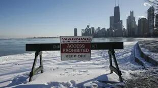 Por la ola polar, los accesos a paseos del lago Michigan en Chicago fueron cerrados