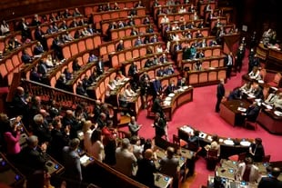Giovedì 14 luglio 2022 i legislatori italiani discutono, prima di mettere ai voti un disegno di legge su diverse misure economiche