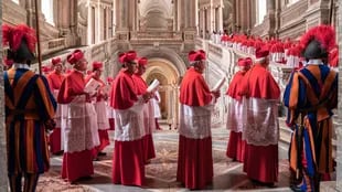 La película describe el momento del cónclave, cuando los cardenales eligen al nuevo sucesor de San Pedro.