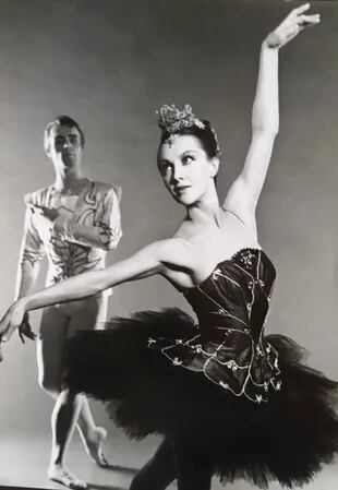 Irina Borowska como el Cisne Negro junto a Karl Musil en 1963 