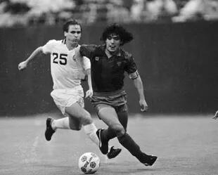 Maradona jugó contra el Cosmos con la camiseta del seleccionado juvenil en Tucumán, con Argentinos en Liniers... y con Barcelona fue de gira a Nueva York
