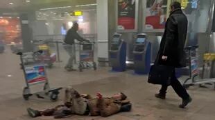 Los atentados en el aeropuerto dejaron 13 muertos y decenas de heridos