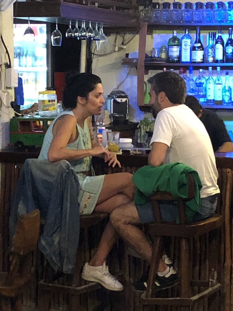 Volnovich, en un bar de Holbox, la paradisíaca isla mexicana, junto a Martín Rodríguez